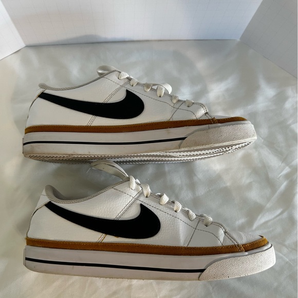 Nike Women’s Court Legacy Sneakers 8 White Black Casual Shoes Gently Used - Picture 3 of 9